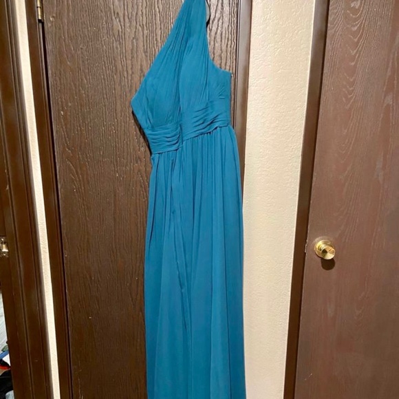 Dresses - Picture 4 of 5